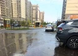 Авиамоторную в Ростове четвертый день заливают реки воды 