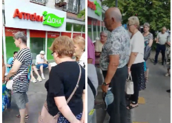 В Ростове у аптеки за льготными лекарствами образовалась большая очередь