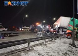 Один человек погиб при столкновении шести машин в Ростовской области