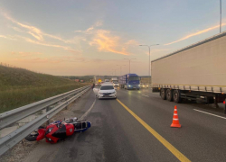 На трассе в Ростовской области мотоциклист врезался в иномарку и сбил двух пешеходов