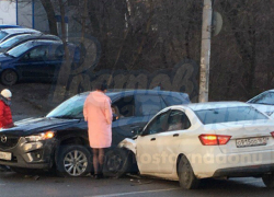 Москвичка на иномарке и ростовчанка на отечественном авто не поделили дорогу на Сельмаше