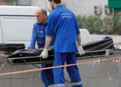 Молодой мужчина умер на ступеньках посреди улицы в Ростовской области