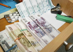 Четверть миллиона рублей «прилипли» к рукам сантехника во время ремонта батарей в квартире Ростова