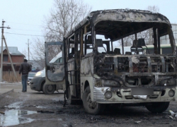 Две легковушки и маршрутный автобус сгорели за сутки в Ростовской области