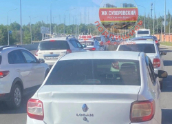 Жители Суворовского с утра застряли в многокилометровых пробках