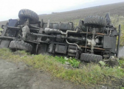 Два человека пострадали в перевернувшемся на трассе КамАЗе в Ростовской области