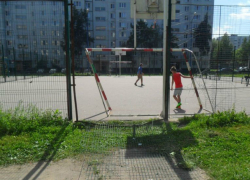 Футбольные ворота рухнули на голову мальчику на новенькой спортплощадке в Ростовской области