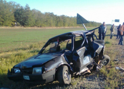 Автоледи на роскошном джипе отправила в кювет остановившуюся «Ладу» на трассе в Ростовской области