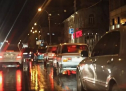 Попытавшаяся проскочить между фурой и легковушкой Skoda застряла и спровоцировала огромную пробку в Ростове