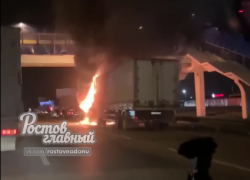 В районе рынка «Алмаз» под Ростовом загорелась фура