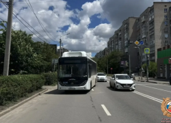 Женщина попала под автобус с пассажирами на пешеходном переходе в центре Ростова