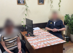 За взятку в 300 тысяч рублей 55-летняя ростовчанка хотела «купить» права и попалась полиции