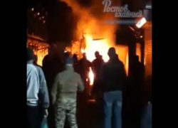 В Батайске пожар уничтожил торговый павильон