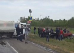 Жизни двух 17-летних подростков оборвались в жутком лобовом ДТП на трассе под Ростовом