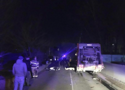 При столкновении скутера с мусоровозом в Ростове погибла 15-летняя девочка