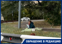 «Ростовчанка замерзает на улице»: люди переживают за бездомную женщину, живущую у дороги 