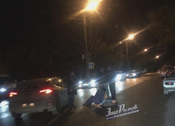 Сбитый машиной парень ожидал скорую помощь лежа на мокрой и холодной дороге в Ростове