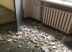 Школьный потолок с треском обрушился на головы учащимся в центре Ростова