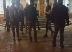 Воспользовавшись ситуацией массовой драки, девушка технично обокрала ее зачинщика в Ростове