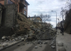 В Ростове на Семашко обрушилась подпорная стена дома