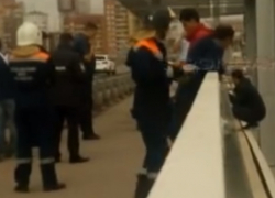 Забравшегося на край Ворошиловского моста "экстремала" отговорили от прыжка ростовские спасатели