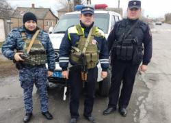 Полицейские в Ростовской области помогли женщине с ребенком, у которой сломалась машина 