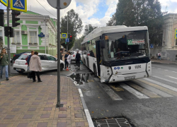 В центре Ростова произошло ДТП с участием пассажирского автобуса