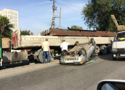 Жестким опрокидыванием на крышу закончилась для водителя иномарки встреча с фурой в Ростове