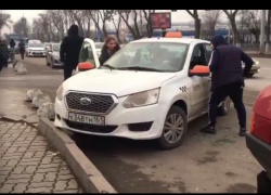 Водитель-нелегал в Ростове разбил стекла машины «Яндекс.Такси»