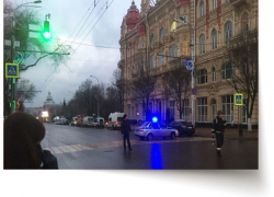 Центр Ростова оцеплен полицией из-за подозрительного пакета в мэрии