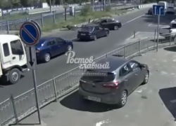 В Ростове мотоциклист влетел в автомобиль и уехал с места происшествия
