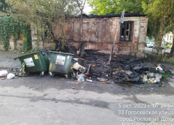 Мусорные баки и заброшенный дом сгорели в центре Ростова