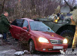 В Ростовской области бронетранспортер врезался в иномарку