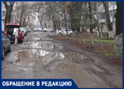 Жители Батайска страдают от огромных ям у многоквартирных домов с прошлой осени