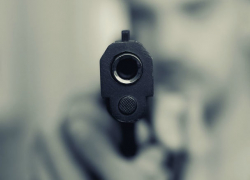 В Азове мужчина с пистолетом угнал эвакуатор