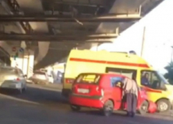 Женщина за рулем «Хендай» протаранила автомобиль скорой помощи в центре Ростова