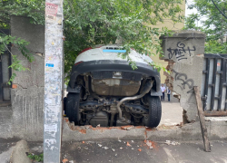 В Ростове женщина перепутала педали и на машине снесла бетонный забор