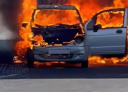 В центре Ростова-на-Дону на ходу загорелся и взорвался автомобиль