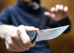 Псих с ножом порезал лицо и руки 16-летней девушке на улице в Ростовской области