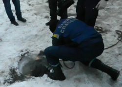 «Между жизнью и смертью»: 11-летний мальчик провалился в открытый люк под Ростовом