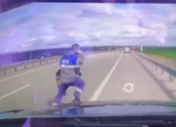 Под Ростовом насмерть сбили мужчину, вышедшего на дорогу убрать покрышку