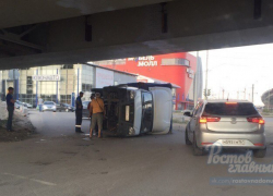 Грузовик влетел в мост на улице Пойменной и перевернулся