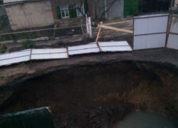 Жители Таганрога задыхаются от запаха нечистот из прорвавшейся канализации