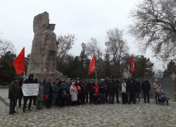 В Новочеркасске прошел митинг против строительства часовни у памятника красным казакам