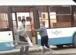 Ростовчане засняли на видео, как женщина-водитель троллейбуса дала отпор буйному пассажиру