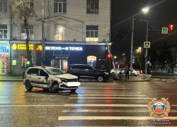 В Ростове водитель «Лады» проехал на красный и устроил ДТП с внедорожником на Будённовском