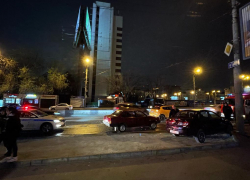 В центре Ростова 29-летний мужчина погиб в тройном ДТП с мотоциклом