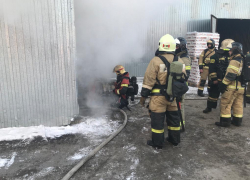 В Ростове загорелся склад на Таганрогской