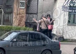 Мужчина напал на женщину после ДТП в центре Ростова