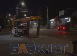 В Ростове иномарка снесла стеклянную остановку после ДТП